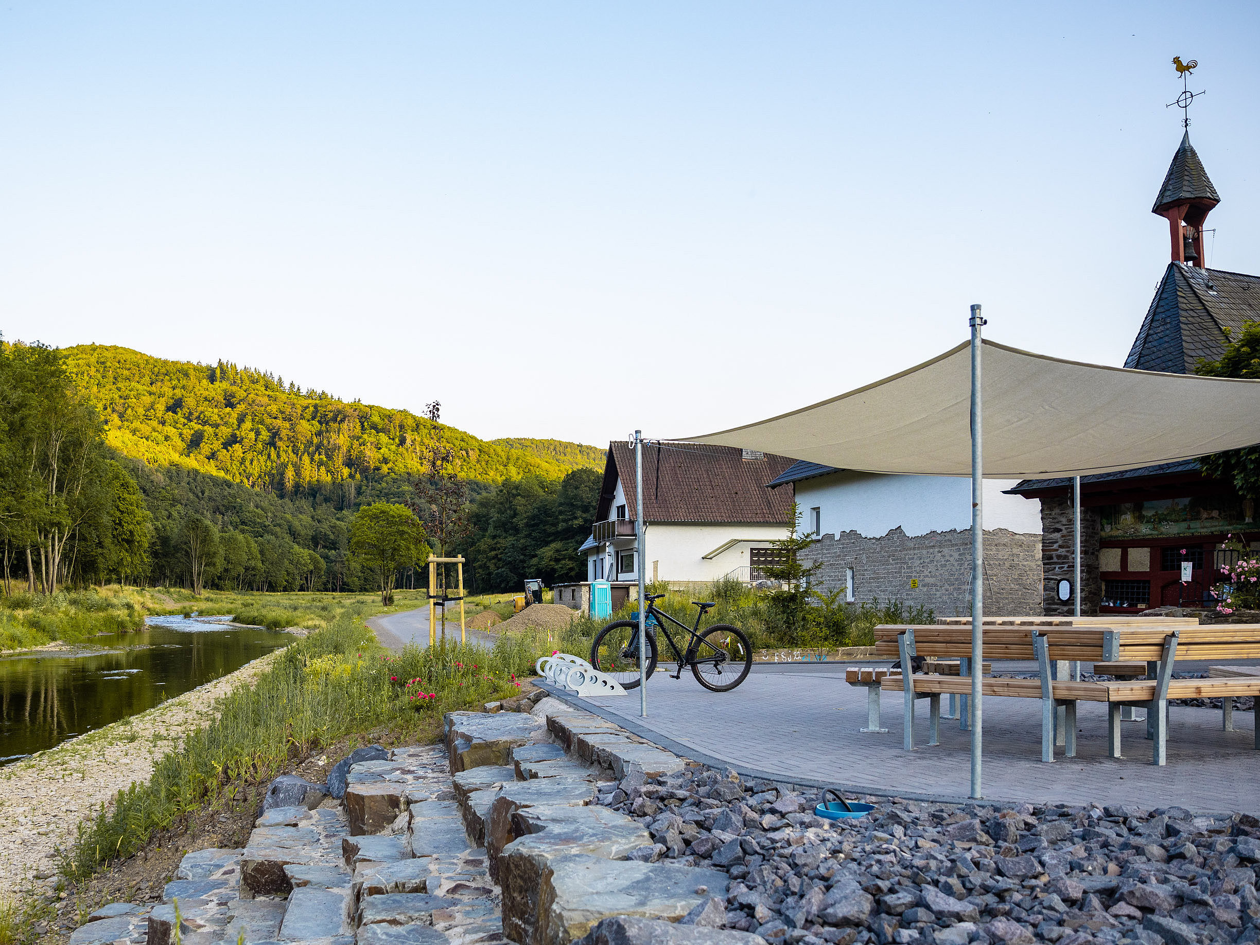 Breiter, moderner, mit viel Platz zum Entspannen: der neue Ahr-Radweg