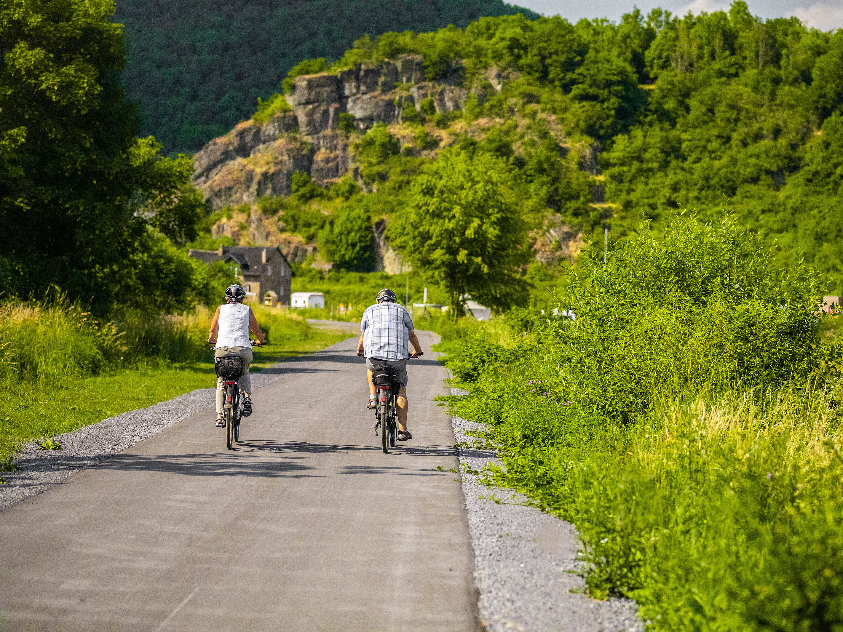 Radgäste auf der wieder hergestellten Stecke bei Kreuzberg