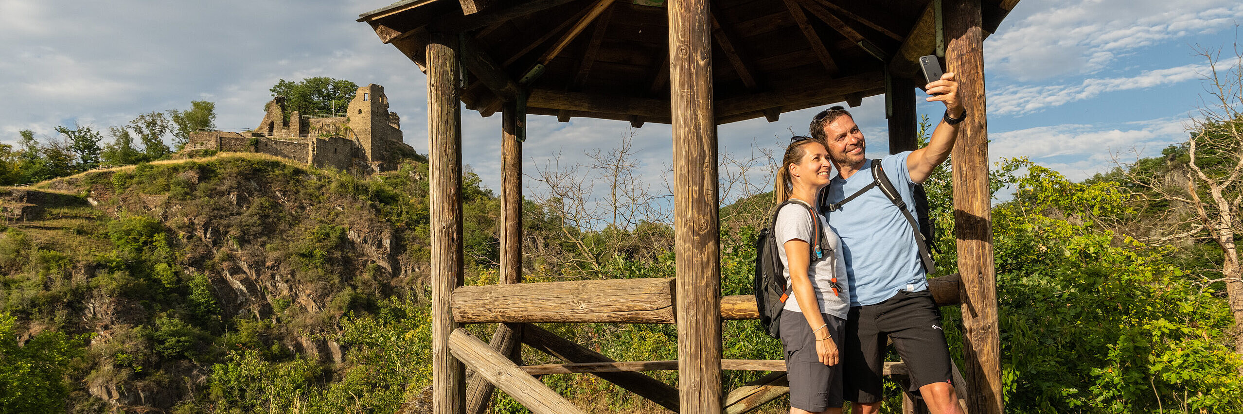 Aussichtspunkt mit Blick auf die Burg Are
