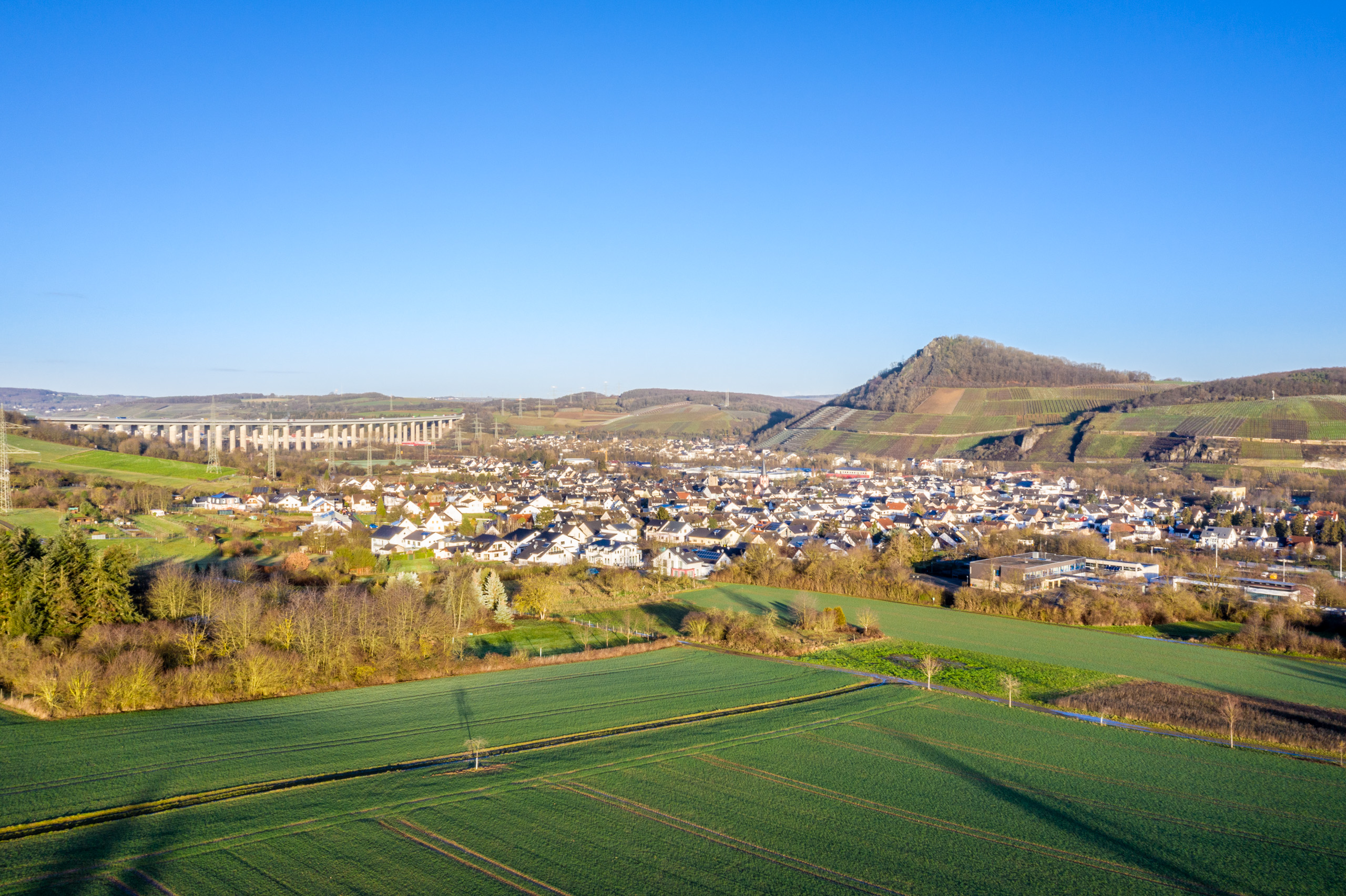 Blick auf Heimersheim und Heppingen mit der Landskrone