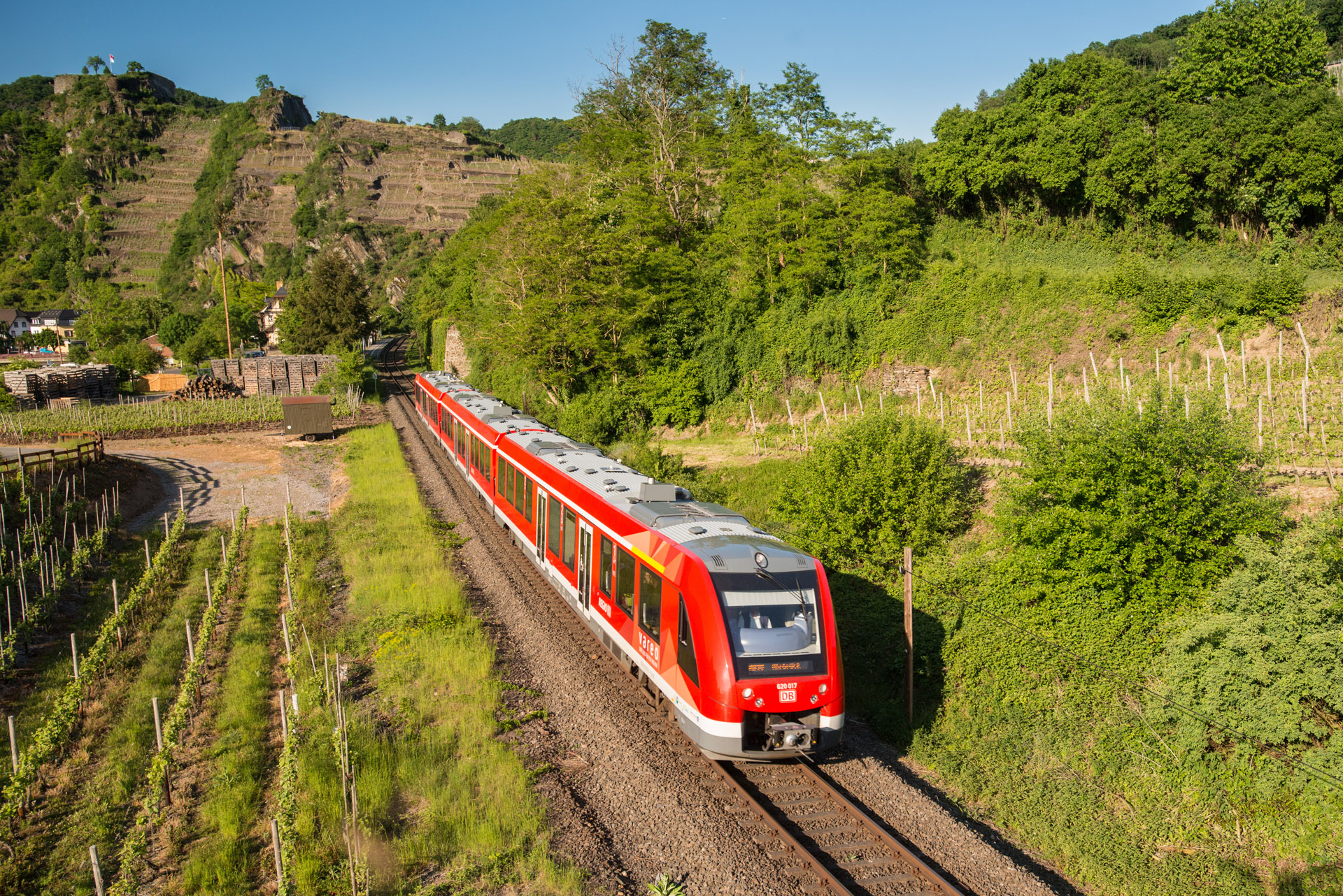 Die Ahrtalbahn am Fuße der Saffenburg