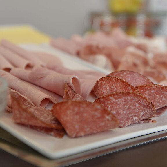 Salami und Wurst zum Fruehstueck