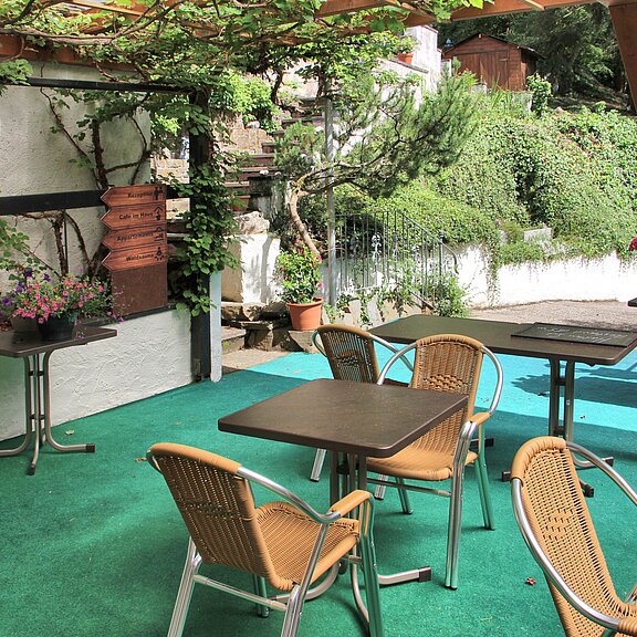 Außentische vor dem Eingang