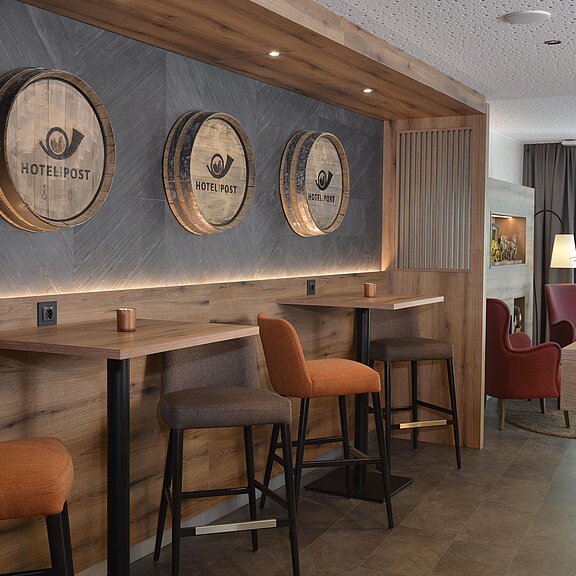 Thekenbereich mit Weinfaß