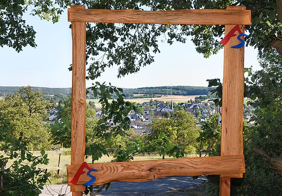 AhrSteig "Bilderrahmen" mit Blick auf Löhndorf