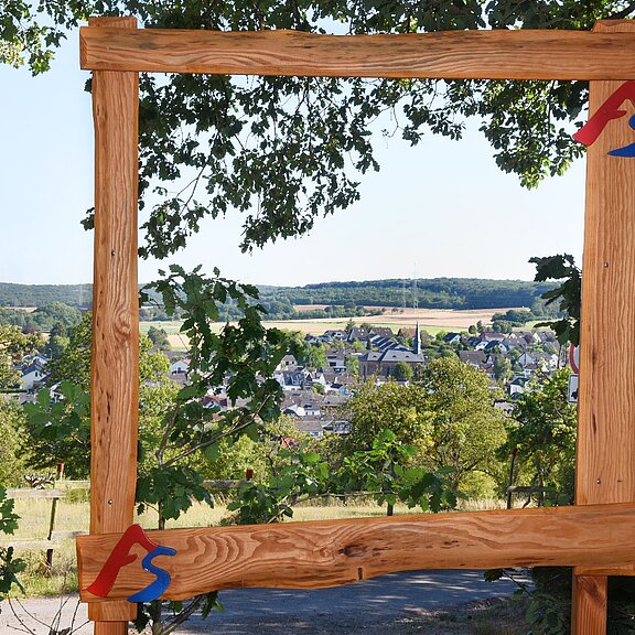 AhrSteig "Bilderrahmen" mit Blick auf Löhndorf