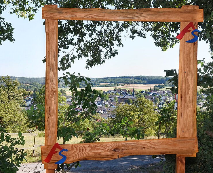AhrSteig "Bilderrahmen" mit Blick auf Löhndorf