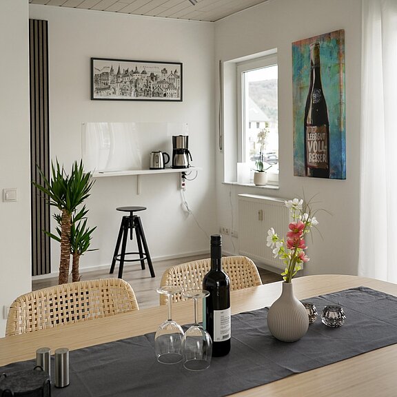 2_Komplette Küche und angrenzendes Esszimmer