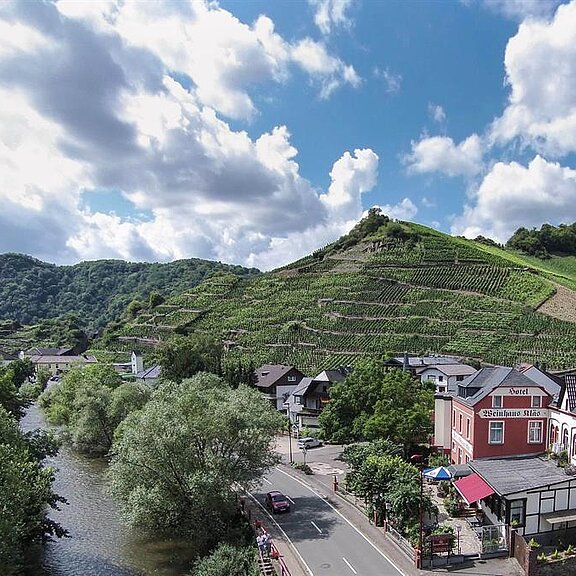 Ortsansicht mit Weinhaus Kläs