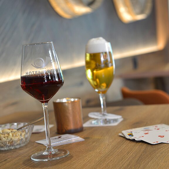 Karten spielen in der Bar