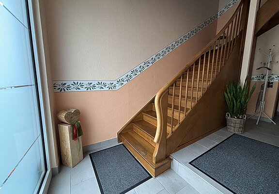 Holztreppe zur Ferienwohnung im 2. Stock