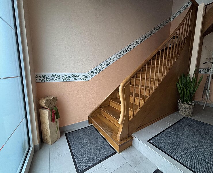 Holztreppe zur Ferienwohnung im 2. Stock