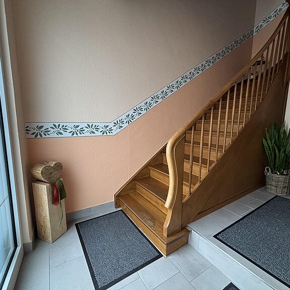 Holztreppe zur Ferienwohnung im 2. Stock