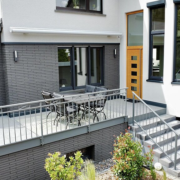 Terrasse mit Wohnungseingangstür