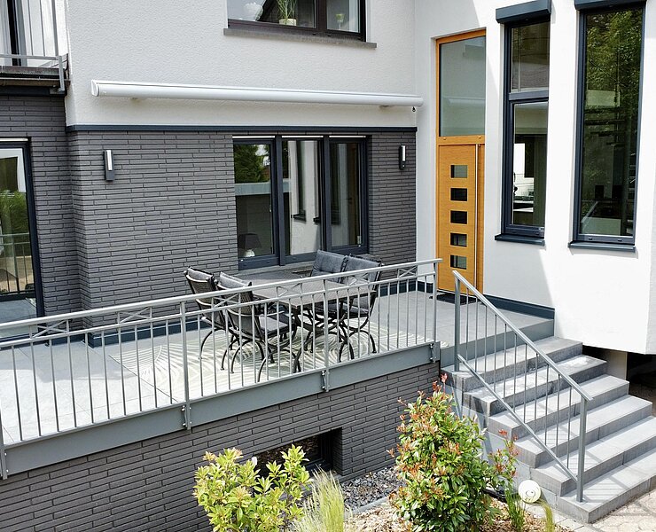 Terrasse mit Wohnungseingangstür