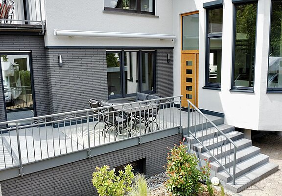 Terrasse mit Wohnungseingangstür