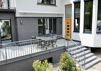 Terrasse mit Wohnungseingangstür