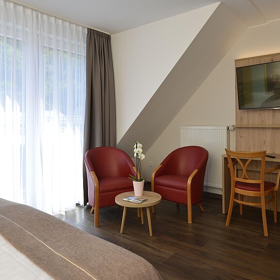 Sitzecke im Hotelzimmer