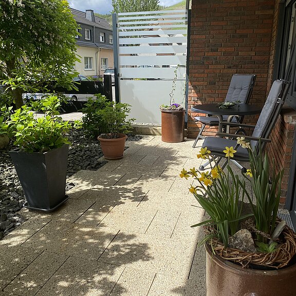 Terrasse mit überdachtem Freisitz