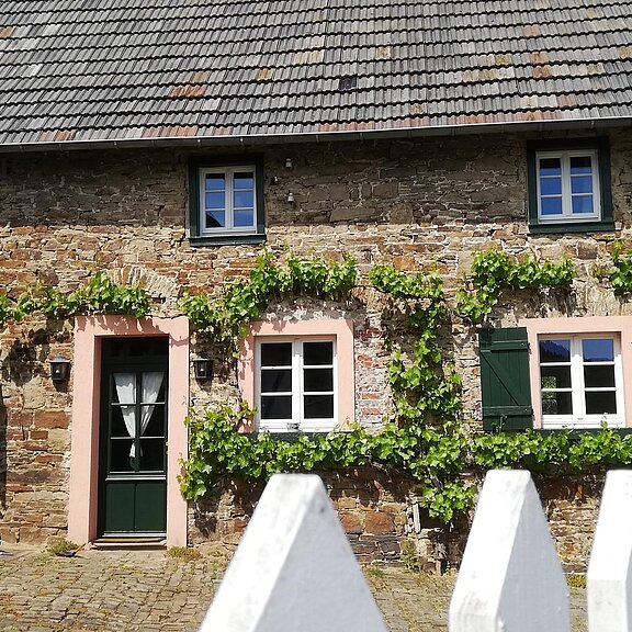 Eingang Altes Steinhaus mit Innenhof