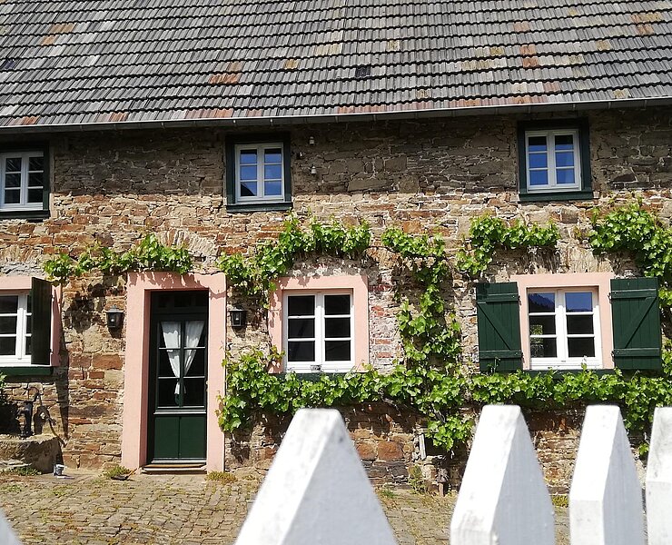 Eingang Altes Steinhaus mit Innenhof