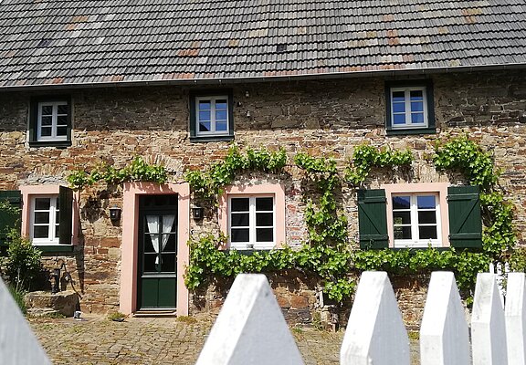 Eingang Altes Steinhaus mit Innenhof