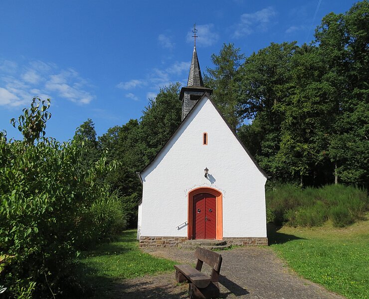 Die 14-Nothelfer-Kapelle in Eichenbach – ein idyllisches Kirchenjuwel im grünen Ahrtal bei strahlend blauem Himmel.