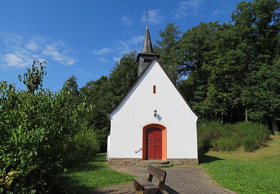 Die 14-Nothelfer-Kapelle in Eichenbach – ein idyllisches Kirchenjuwel im grünen Ahrtal bei strahlend blauem Himmel.