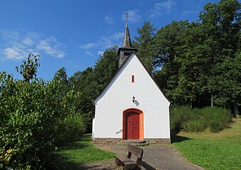 Die 14-Nothelfer-Kapelle in Eichenbach – ein idyllisches Kirchenjuwel im grünen Ahrtal bei strahlend blauem Himmel.
