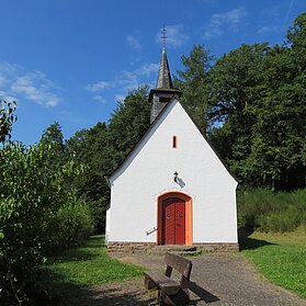 Die 14-Nothelfer-Kapelle in Eichenbach – ein idyllisches Kirchenjuwel im grünen Ahrtal bei strahlend blauem Himmel.