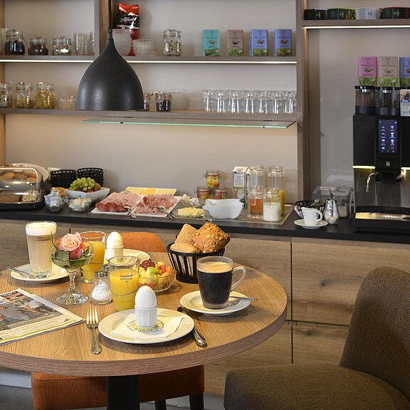 gedeckter Fruehstueckstisch in der Post Stube