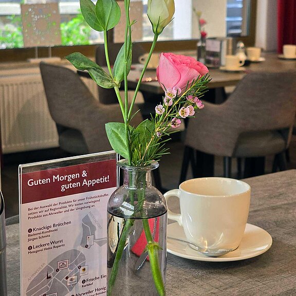 frische Blumen auf den Frühstückstischen