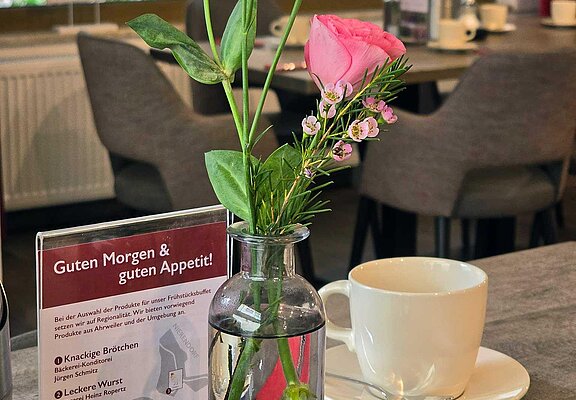 frische Blumen auf den Frühstückstischen