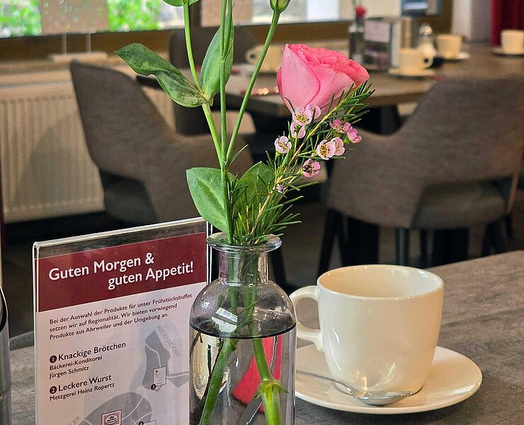 frische Blumen auf den Frühstückstischen