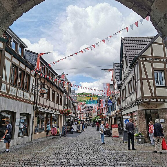 Blick durchs Ahrtor in die historische Altstadt