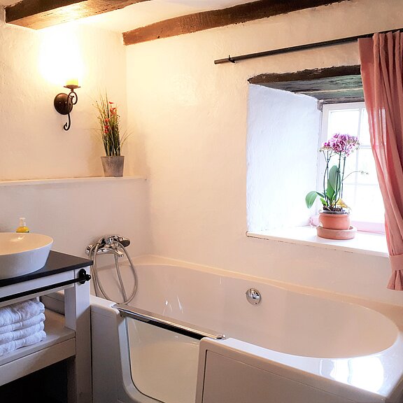 Altes Steinhaus: Kleines Bad mit Badewanne