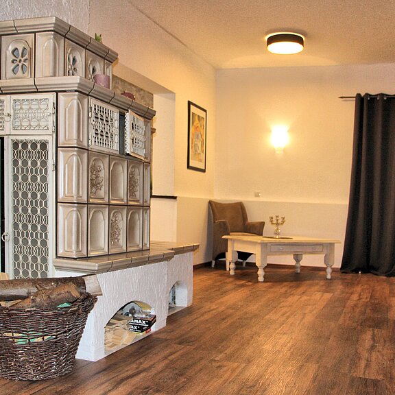 Salon mit Kachelofen