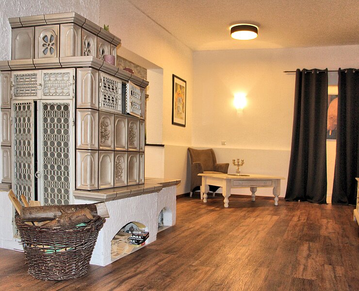 Salon mit Kachelofen