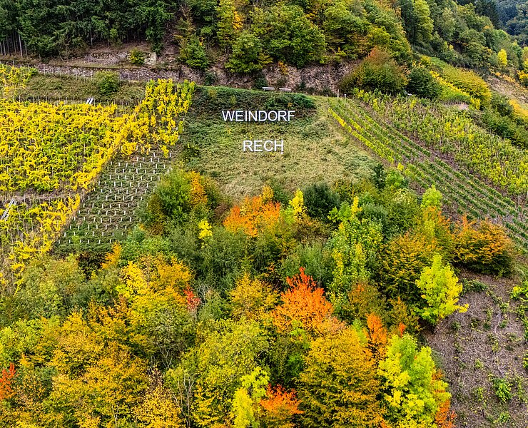 Aussichtspunkt mit Schriftzug Weindorf Rech