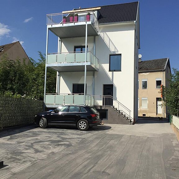 Hausansicht Balkone vom Innenhof mit KFZ Stellplät