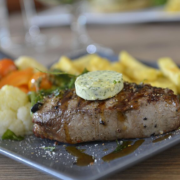 Rumpsteak medium Kraeuterbutter 