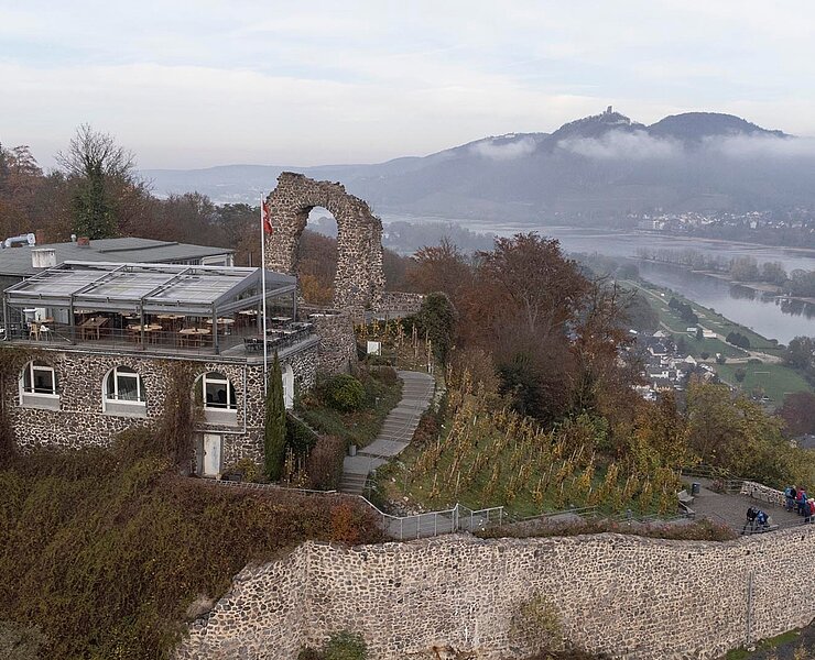 Der Rolandsbogen mit Aussicht auf den Rhein und das Siebengebirge