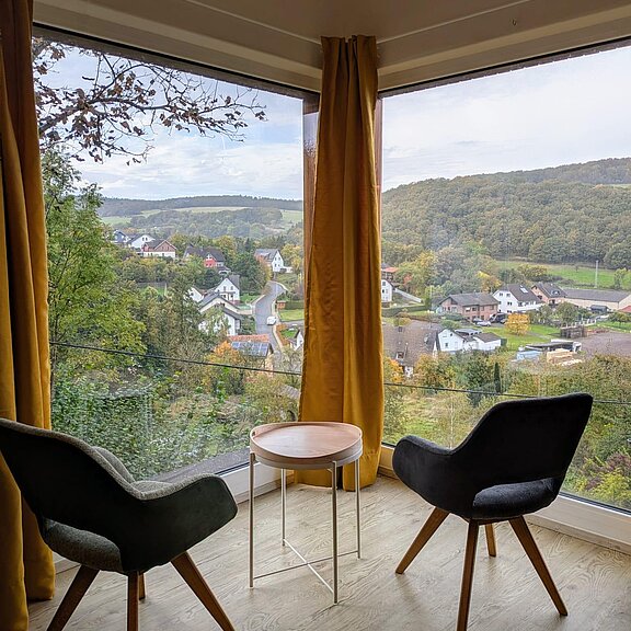 Fensterfront mit Bestuhlung