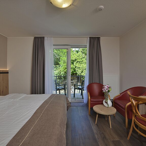 Post Meister Zimmer mit Balkonbestuhlung