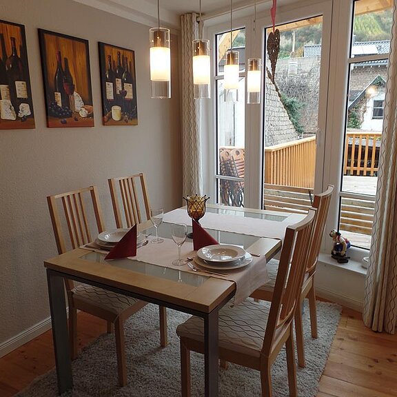 Esstisch mit Blick in die Weinberge