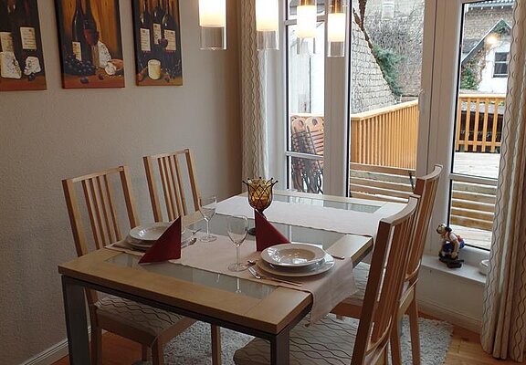 Esstisch mit Blick in die Weinberge