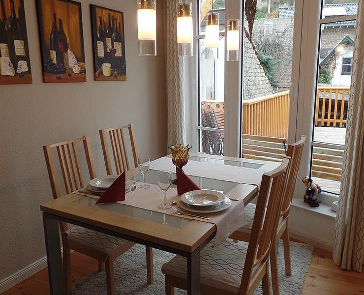 Esstisch mit Blick in die Weinberge