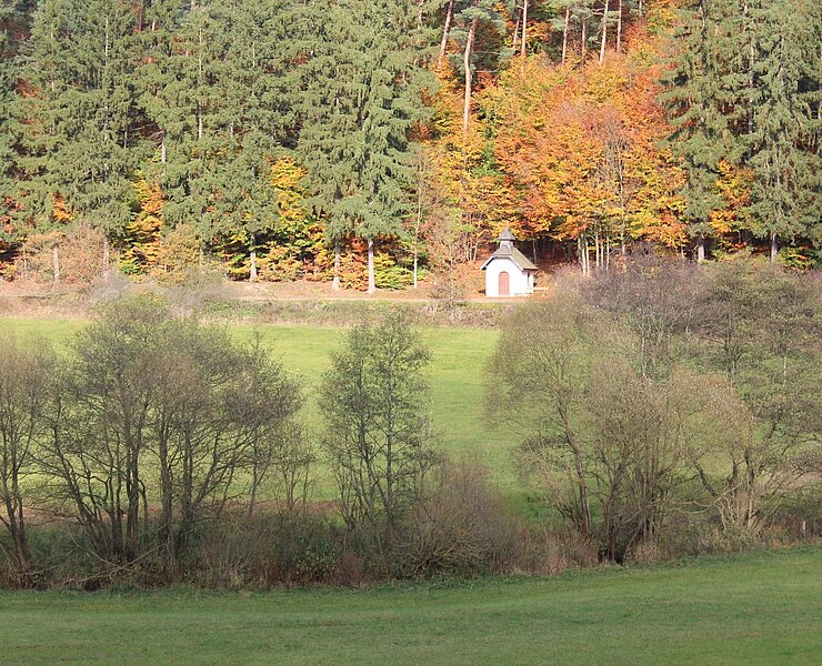 Kapelle Müllenwirft im Herbst