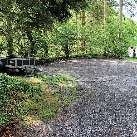 Geräumiger Parkplatz