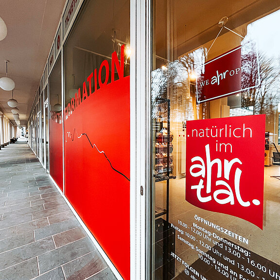 Tourist-Information Bad Neuenahr in Bad Neuenahr-Ahrweiler bietet persönliche Beratung und Service für Ahrtal-Besucher.